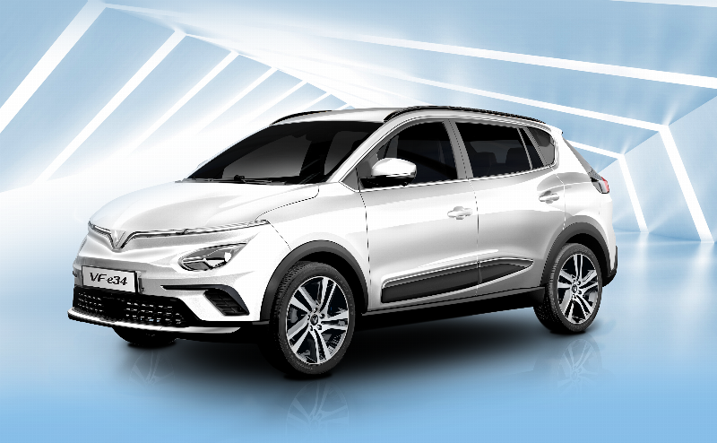 Một người đang kiểm tra lốp xe ô tô trước khi thuê, bên cạnh là hợp đồng và chìa khóa xe